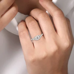 Outlet Gabriel & Co. Avah - Platinum Round Diamond Cluster Engagement Ring