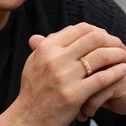 Outlet Gabriel & Co. Simon - 14K Rose Gold 6mm - Men's Wedding Band in Hammered Finish