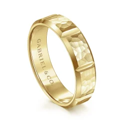 Outlet Gabriel & Co. Zachary - 14K Yellow Gold 6mm - Men's Wedding Band with Hammered Stations